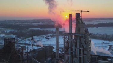 Beton yapılı çimento fabrikası ve endüstriyel üretim bölgesindeki vinç manzarası. Üretim ve küresel sanayi kavramı