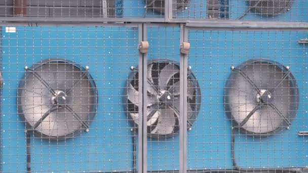 थंड रेडिएटरसाठी वायुवीजन चाहत्यांना फिरवत औद्योगिक इमारतीच्या हवामान नियंत्रण प्रणालीसाठी एअर कॉम्प्रेसर युनिट — स्टॉक व्हिडिओ