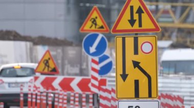 Yol çalışmaları trafik işaretlerini uyardı. Şehir caddesinde inşaat çalışması ve yavaş hareket eden arabalar.