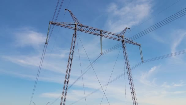 Ocelový pilíř s vysokonapěťovým elektrickým vedením dodávajícím elektrickou energii kabely na velké vzdálenosti — Stock video