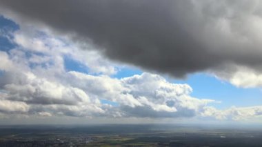 Dünya 'nın yüksek irtifasındaki hava manzarası yağmur fırtınasından önce oluşan kabarık kümülüs bulutlarıyla kaplıdır.