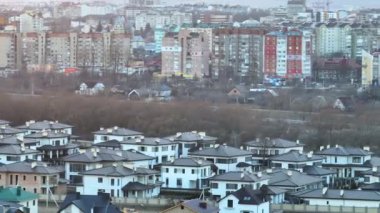 Büyük şehrin kırsal kesimindeki yerleşim yerlerinin havadan görünüşü