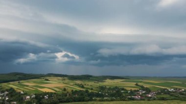 Kırsal alan üzerindeki fırtına sırasında gökyüzünde oluşan kara bulutların manzarası