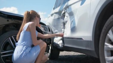 Stresli kadın sürücü trafik kazasından sonra şoka girdi. Yol güvenliği ve sigorta kavramı