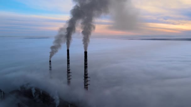 Kara dumanlı kömür santrali yüksek borular atmosferi kirletiyor. Fosil yakıt kavramına sahip elektrik enerjisi üretimi — Stok video