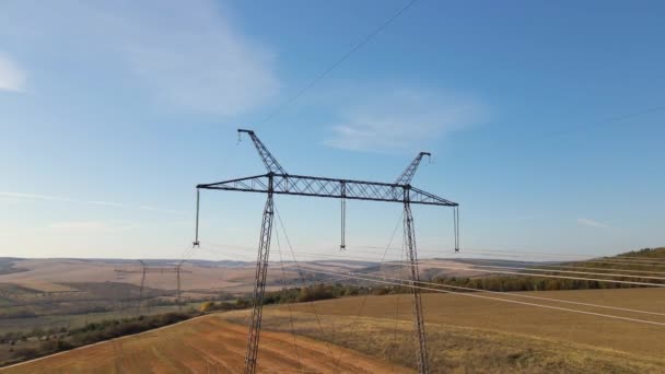 Yüksek voltajlı elektrik kablolarına sahip çelik sütun uzun mesafeli kablolardan elektrik enerjisi iletiyor. — Stok video