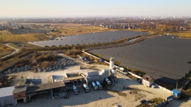 Vista aérea de una gran central eléctrica sostenible con filas de paneles fotovoltaicos solares para producir energía eléctrica ecológica limpia. Electricidad renovable con concepto de cero emisiones — Vídeos de Stock