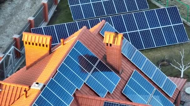 屋面覆盖太阳能光伏面板的住宅，用于生产郊区清洁的生态电能。自主住房的概念 — 图库视频影像