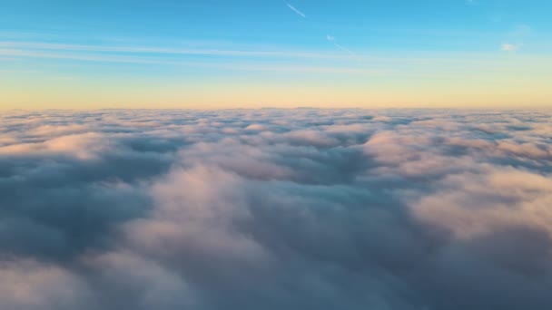 Flygfoto från flygplansfönstret på hög höjd av täta fluffiga cumulusmoln som flyger på kvällen — Stockvideo