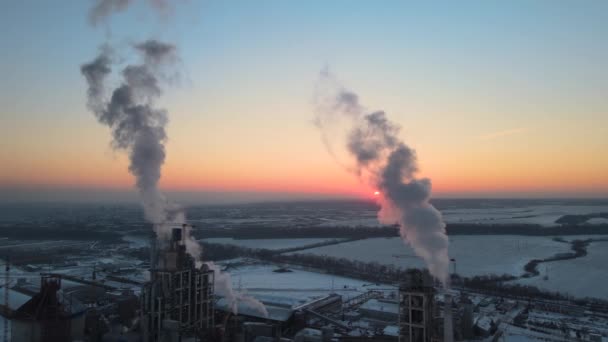 Letecký pohled na věž cementárny s vysokou betonovou konstrukcí při západu slunce v průmyslové výrobní oblasti. Výrobní a globální průmyslový koncept — Stock video