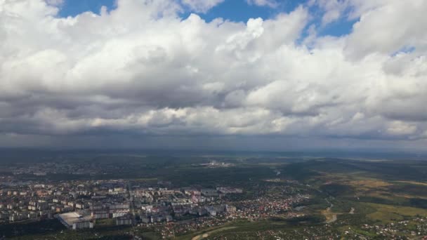 Widok z dużej wysokości odległego miasta pokrytego burzliwymi chmurami kumulującymi formującymi się przed burzą — Wideo stockowe