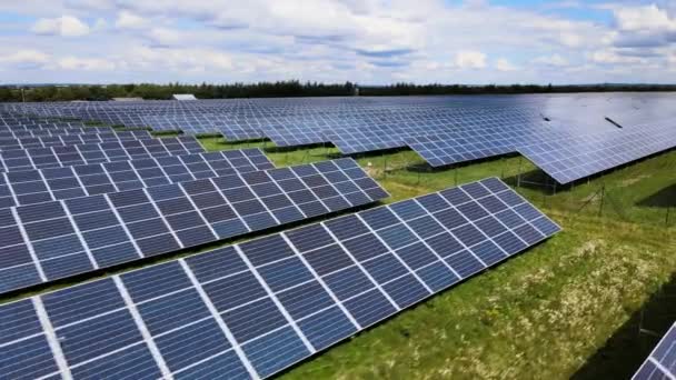 Letecký pohled na velkou udržitelnou elektrárnu s řadami solárních fotovoltaických panelů pro výrobu čisté elektrické energie. Koncepce elektřiny z obnovitelných zdrojů s nulovými emisemi — Stock video