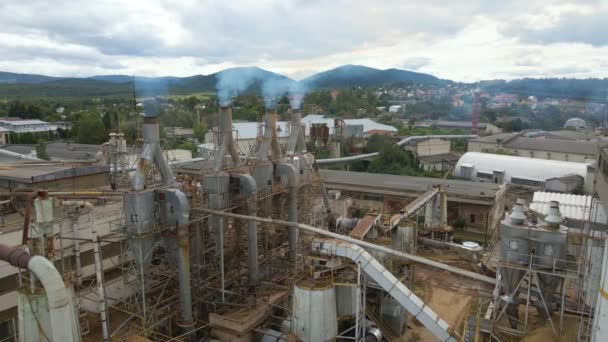 Luchtfoto van een houtverwerkingsfabriek met rook afkomstig van een productieproces vervuilende atmosfeer in een fabriek — Stockvideo