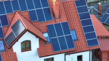 Banliyö bölgesinde temiz ekolojik elektrik enerjisi üretmek için güneş fotovoltaik panellerle kaplı çatısı olan bir ev. Özerk konut kavramı