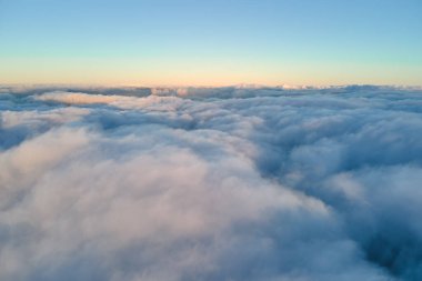 Dünya 'nın yüksek irtifasından hava manzarası sağanak yağmurdan önce oluşan yağmurlu bulutlarla kaplı.