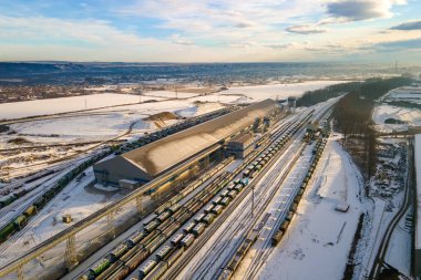 Kargo treninin havadan görünüşü maden fabrikasında ezilmiş taş malzemelerle dolu. Öğütülmüş kireç taşı cevherinin demiryolu taşımacılığı