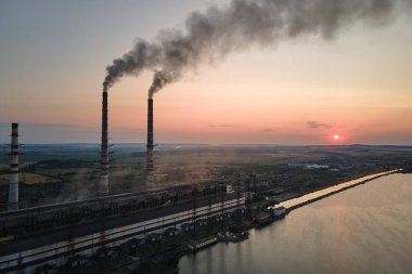 Kömür santralinin havadan görünüşü yüksek borular, siyah baca yığını atmosferi kirletiyor. Fosil yakıt kavramına sahip elektrik üretimi