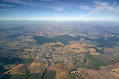 Çiftlik arazilerinin havadan görünüşü ve kırsal alandaki uzak dağınık evler