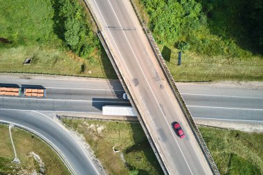 Şehir caddelerinde yoğun trafik varken kavşağın hava görüntüsü. Çok sayıda araç ve kamyonla yoğun saatlerde şehir ulaşımı