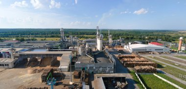 Fabrikadaki kereste yığınlarıyla ahşap işleme fabrikasının hava manzarası.