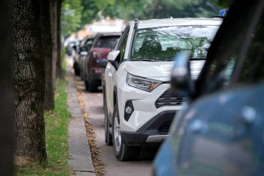 Arabalar şehir caddesinde sıraya park edilmiş. Kentsel trafik kavramı