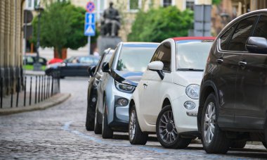 Sokak kenarında park halindeki arabalarla şehir trafiği