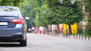 Trafik kurallarına aykırı park edilmiş bir arabayı yaya sokağı tarafında kapatın.