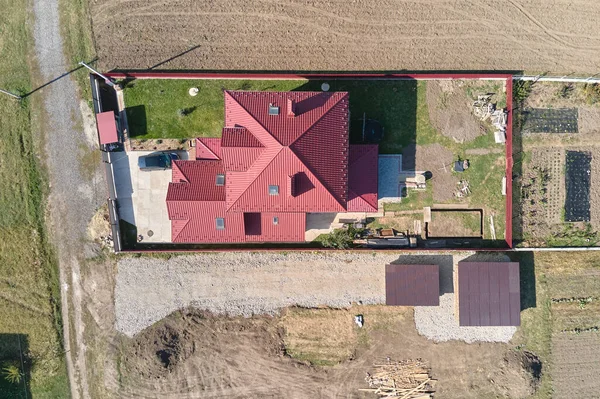 Vue aérienne de la maison résidentielle avec cour arrière dans la banlieue rurale — Photo