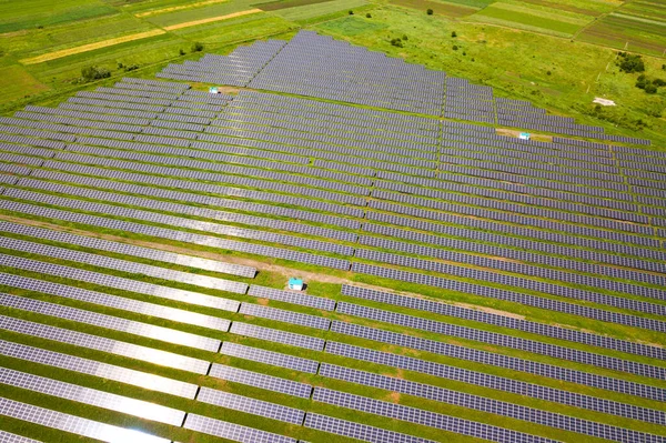 Vue aérienne de la centrale solaire sur champ vert. Panneaux électriques pour produire de l'énergie écologique propre — Photo