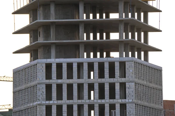 Architectural detail of high frame of monolithic concrete building under construction. Real estate development — Stock Photo, Image