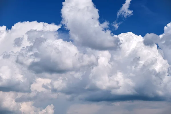 Φωτεινό τοπίο από λευκά φουσκωτά σύννεφα σε μπλε καθαρό ουρανό — Φωτογραφία Αρχείου