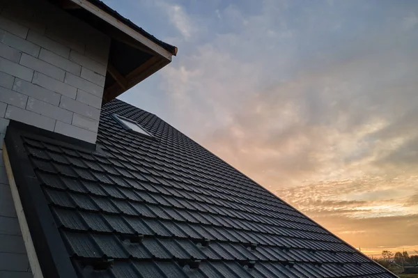 Gros plan du toit de la maison recouvert de bardeaux métallisés.Revêtement carrelé du bâtiment — Photo