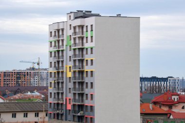 Şehrin yerleşim bölgesinde yüksek katlı bir apartman dairesi. Gayrimenkul geliştirme