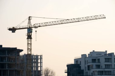 Vinçler ve inşaat halindeki yüksek konutlu binalar. Gayrimenkul geliştirme