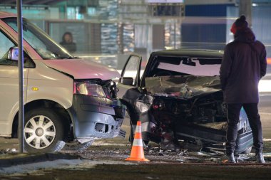Şehir caddesindeki kaza mahallinde çarpışma sonrası ağır araba kazalarında ve gece yarısı insan siluetinde hasar gördü. Yol güvenliği ve sigorta kavramı