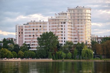 Şehrin yerleşim bölgesinde yüksek katlı bir apartman dairesi. Gayrimenkul geliştirme