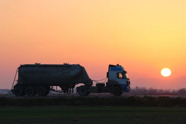 Camião de carga a gasolina a conduzir em produtos petrolíferos de transporte rodoviário. Conceito de transporte e logística de entrega — Fotografia de Stock