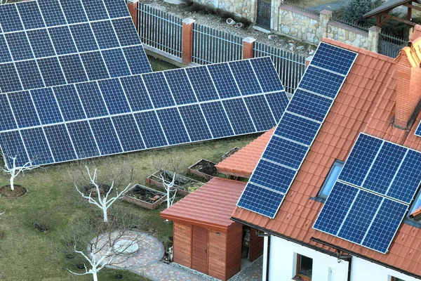 Banliyö bölgesinde temiz ekolojik elektrik enerjisi üretmek için güneş fotovoltaik panellerle kaplı çatısı olan bir ev. Özerk konut kavramı — Stok fotoğraf