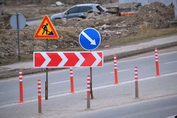 Lavori stradali segnaletica stradale di lavori di costruzione su strada urbana — Foto Stock