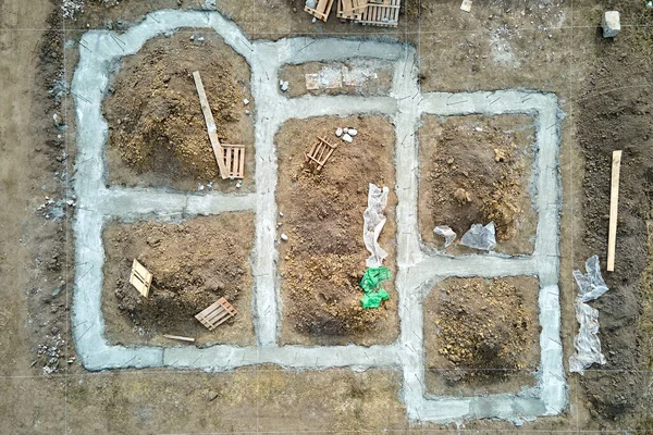 Vista aérea de cima para baixo de obras de construção de nova casa fundação de concreto no canteiro de obras — Fotografia de Stock