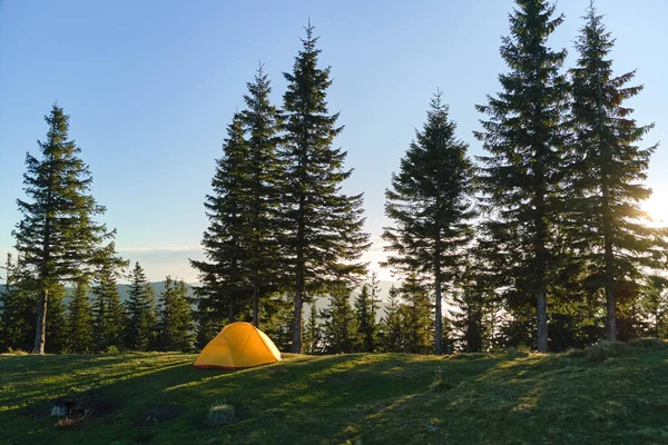 선선 한 저녁 산악 야영지에 텐트를 치는 관광객. 적극적 인 관광 과 하이킹의 개념 — 스톡 사진