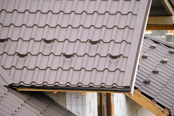 Closeup φρουρά χιονιού για την ασφάλεια το χειμώνα στην οροφή του σπιτιού κορυφή καλύπτονται με κεραμίδια χάλυβα. Επικάλυψη του κτιρίου με πλακάκια — Φωτογραφία Αρχείου
