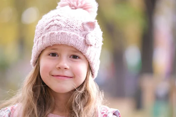 Портрет милой маленькой девочки в розовой шляпе — стоковое фото
