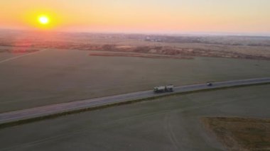 Akşamları kargo karavanıyla otobanda mal taşıyan yarı kamyonun hava görüntüsü. Teslimat ulaşım ve lojistik kavramı