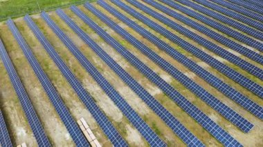 Yeşil alandaki güneş enerjisi santralinin havadan görüntüsü. Temiz ekolojik enerji üretmek için panelleri olan elektrik çiftliği