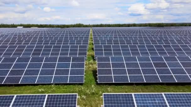 Vista aérea de una gran central eléctrica sostenible con muchas filas de paneles fotovoltaicos solares para producir energía eléctrica limpia. Electricidad renovable con concepto de cero emisiones — Vídeos de Stock