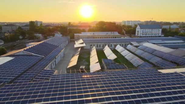 Luchtfoto van een zonnecentrale met blauwe fotovoltaïsche panelen op het dak van een industrieel gebouw voor de productie van groene ecologische elektriciteit. Productie van concept voor duurzame energie — Stockvideo