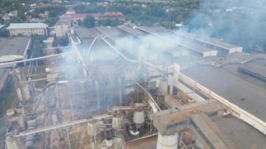Üretim sürecinden kalma baca bacası olan ahşap işleme fabrikasının hava görüntüsü fabrika üretim sahasında çevre kirliliği yaratıyor