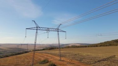 Elektrik hatları olan yüksek voltaj kulesi elektrik enerjisini kablolardan geçiriyor.