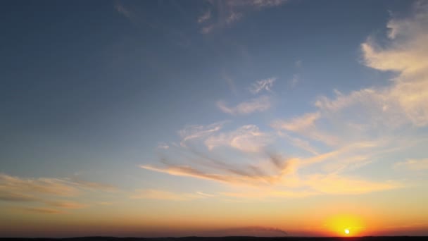 Яркое красочное небо заката с лучами заходящего солнца и яркими темными облаками — стоковое видео